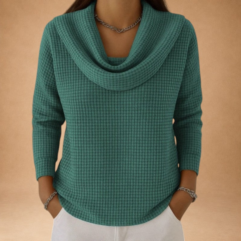 Marina – Varm strikbluse med vaffelstruktur og elegant draperet krave