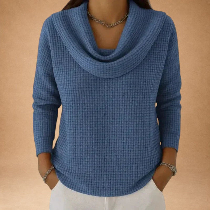 Marina – Varm strikbluse med vaffelstruktur og elegant draperet krave