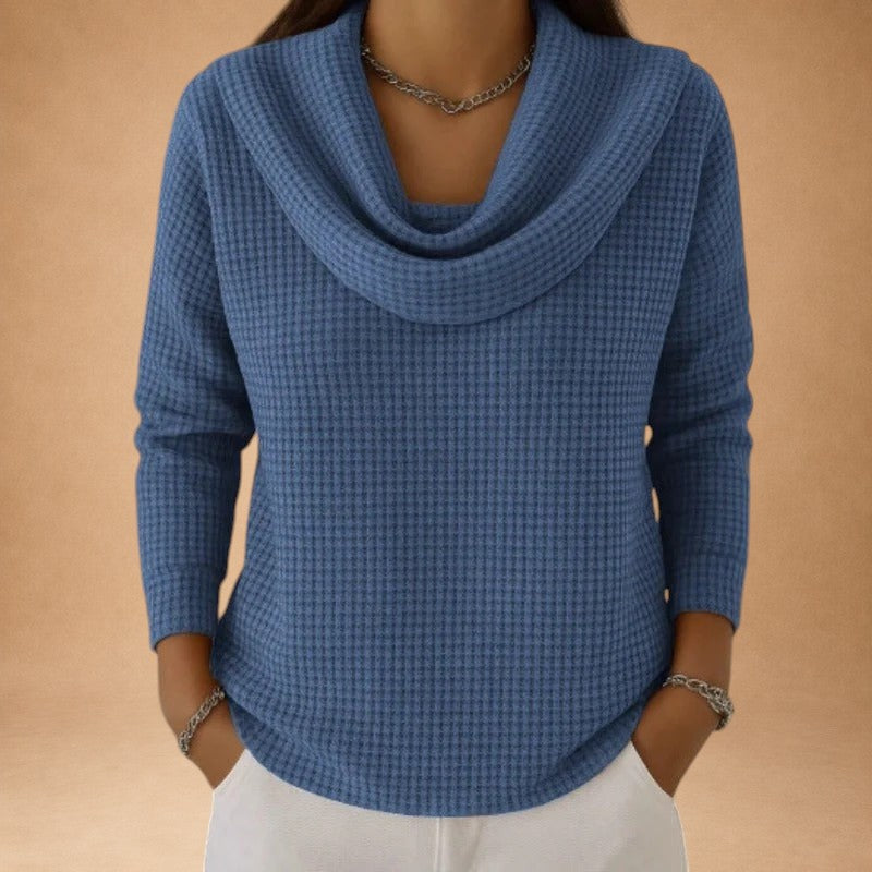Marina – Varm strikbluse med vaffelstruktur og elegant draperet krave