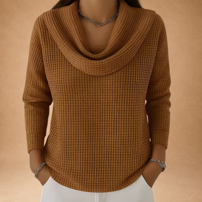 Marina – Varm strikbluse med vaffelstruktur og elegant draperet krave