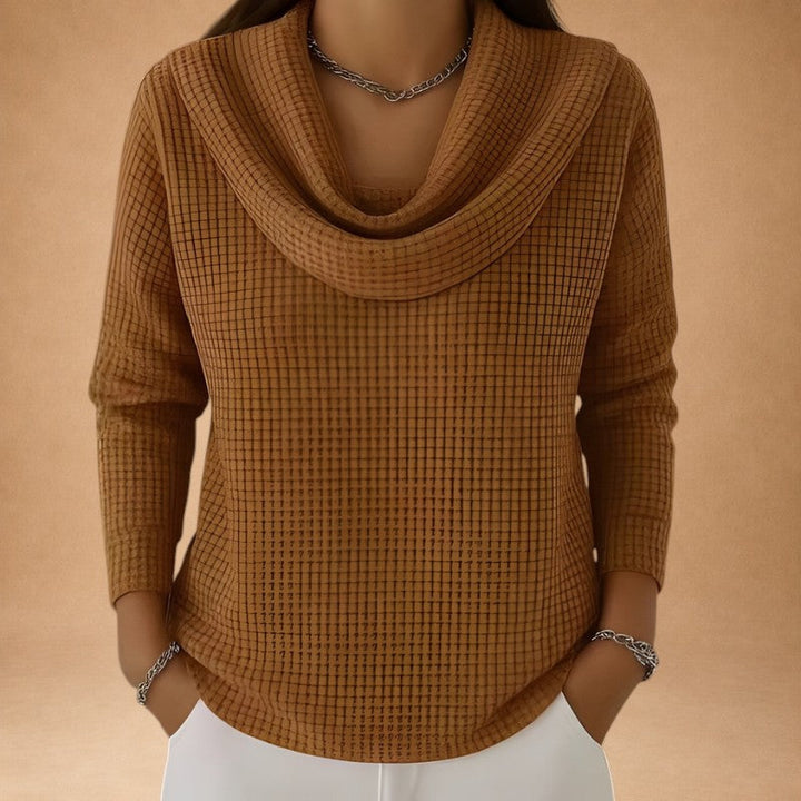 Marina – Varm strikbluse med vaffelstruktur og elegant draperet krave