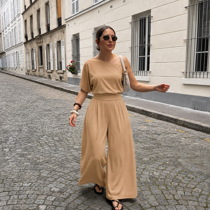 Mariana – Asymmetrisk kortærmet jumpsuit med brede ben