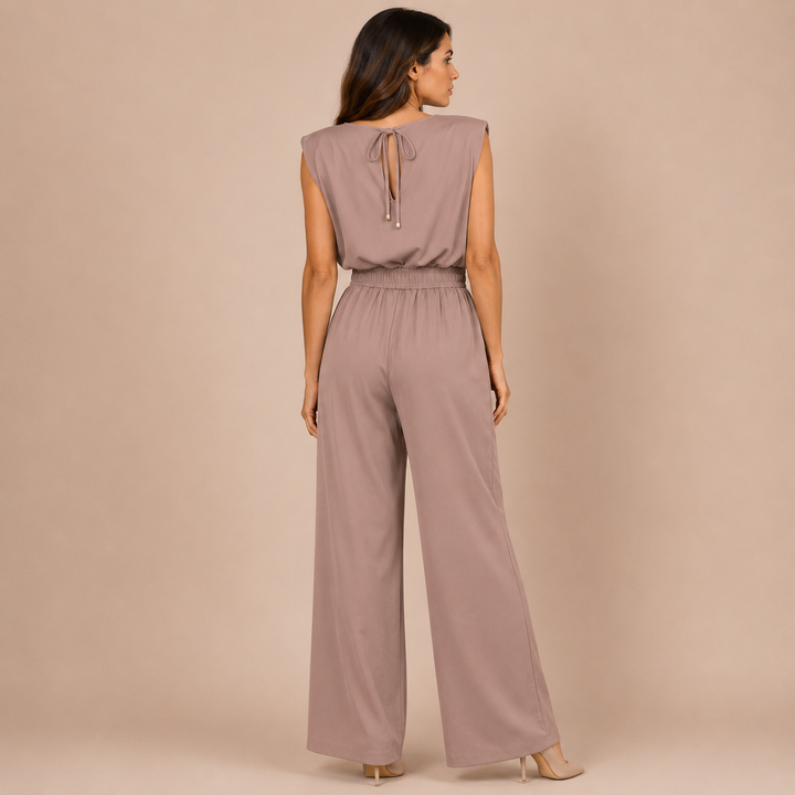 Beatriz – Ærmeløs jumpsuit med draperet halsudskæring og gyldent bælte