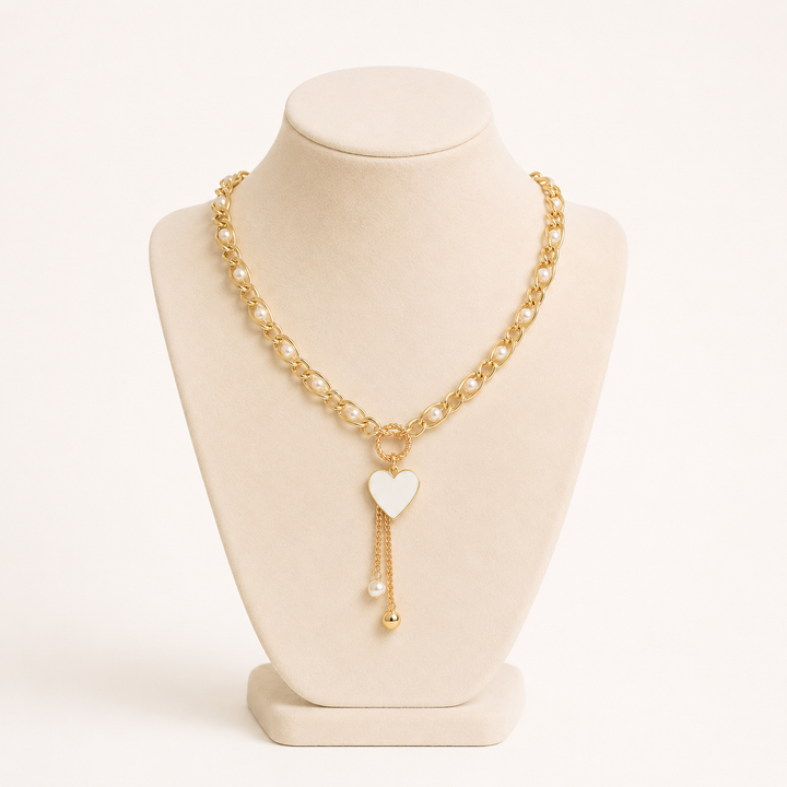 Collar dorado con corazón blanco