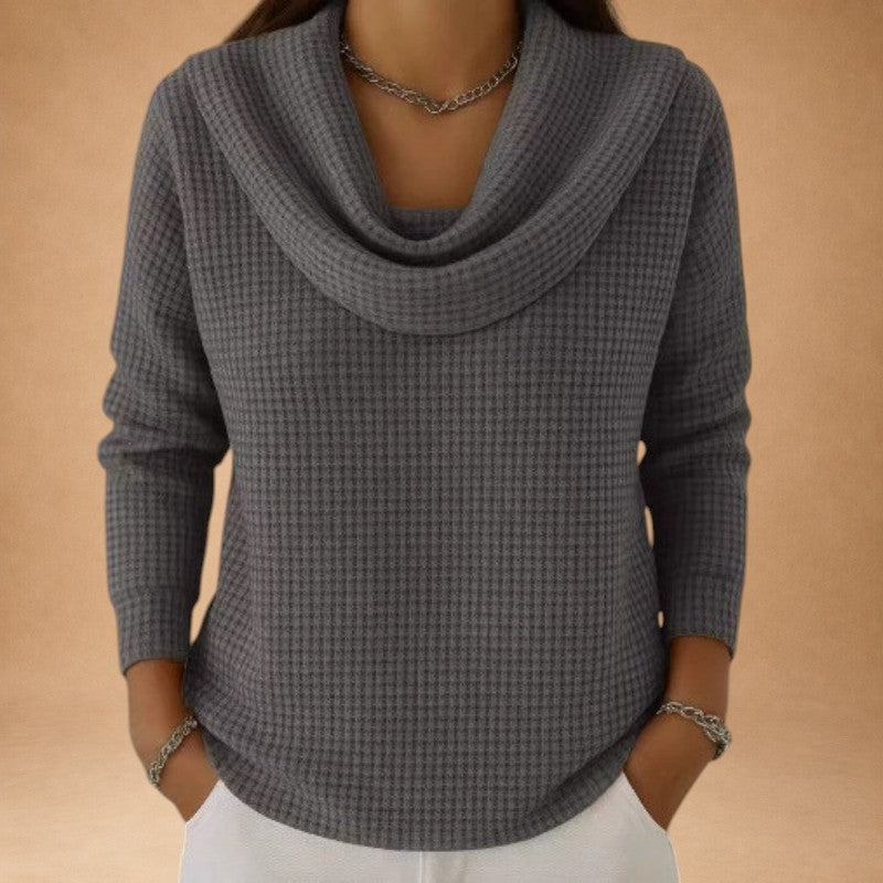 Marina – Varm strikbluse med vaffelstruktur og elegant draperet krave