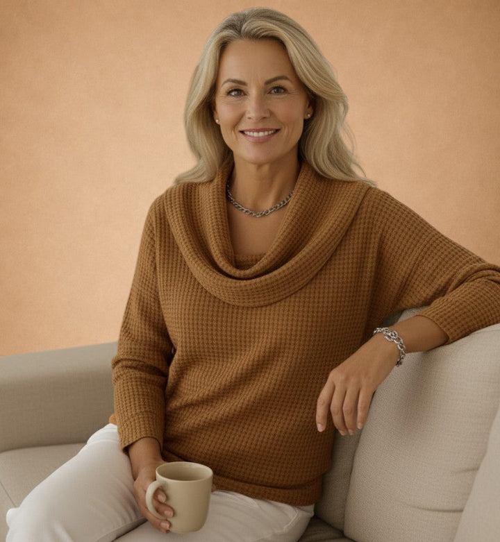 Marina – Varm strikbluse med vaffelstruktur og elegant draperet krave