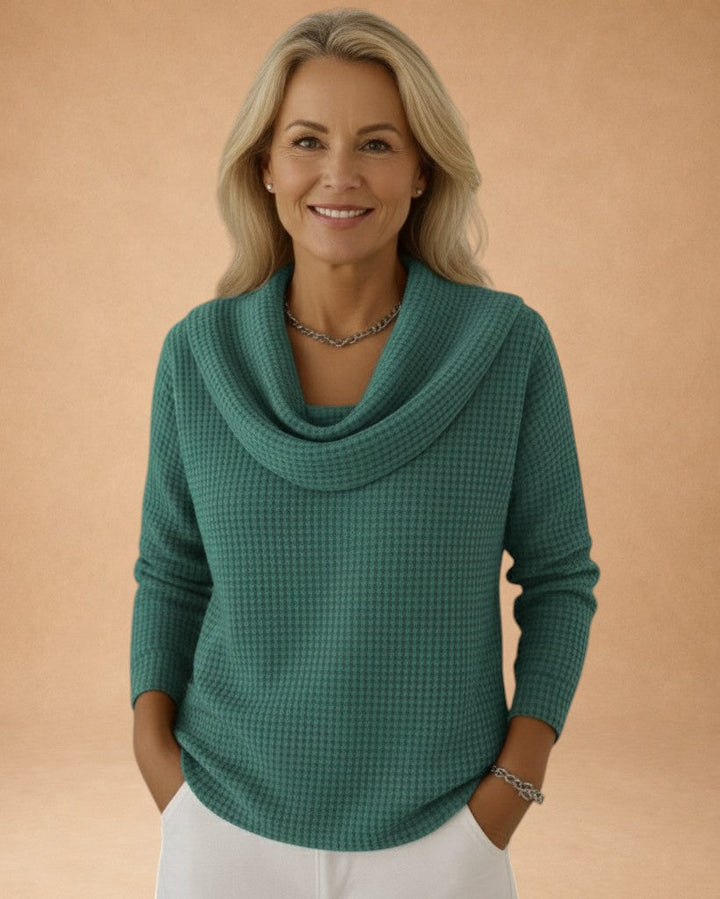 Marina – Varm strikbluse med vaffelstruktur og elegant draperet krave