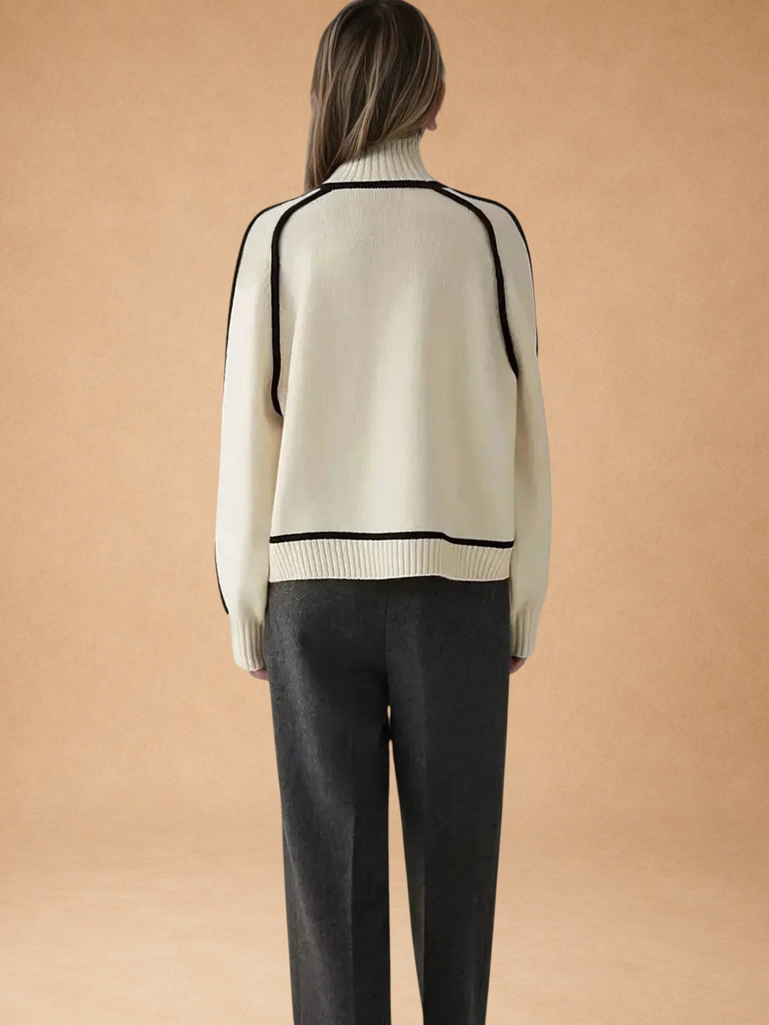 Vasiliki – Elegant ensfarvet sweater med høj krave