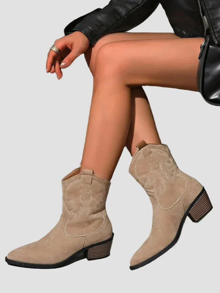 Botines vaqueros bordados con estilo