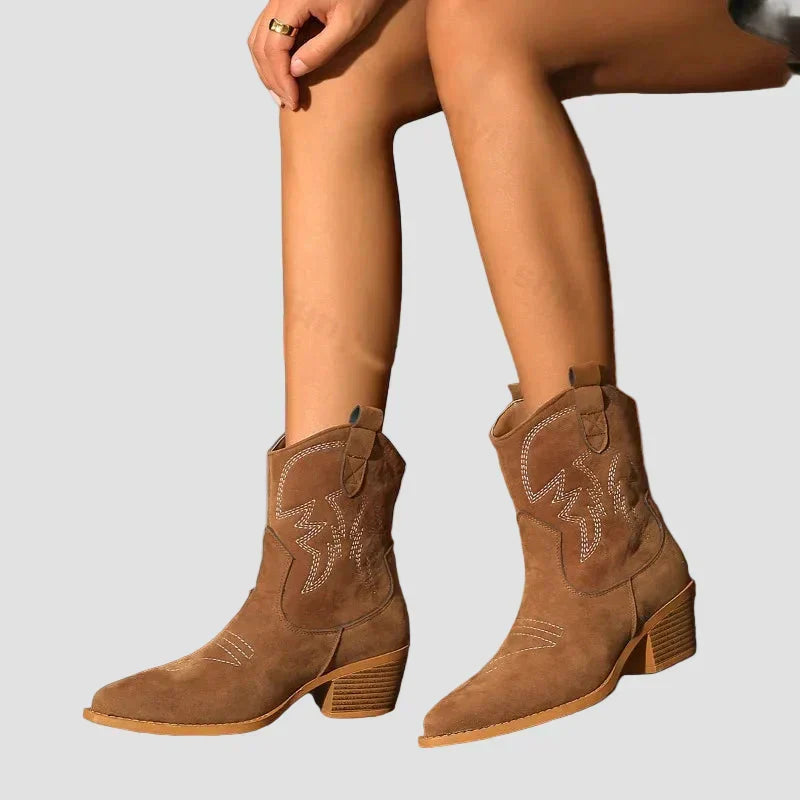 Botines vaqueros bordados con estilo