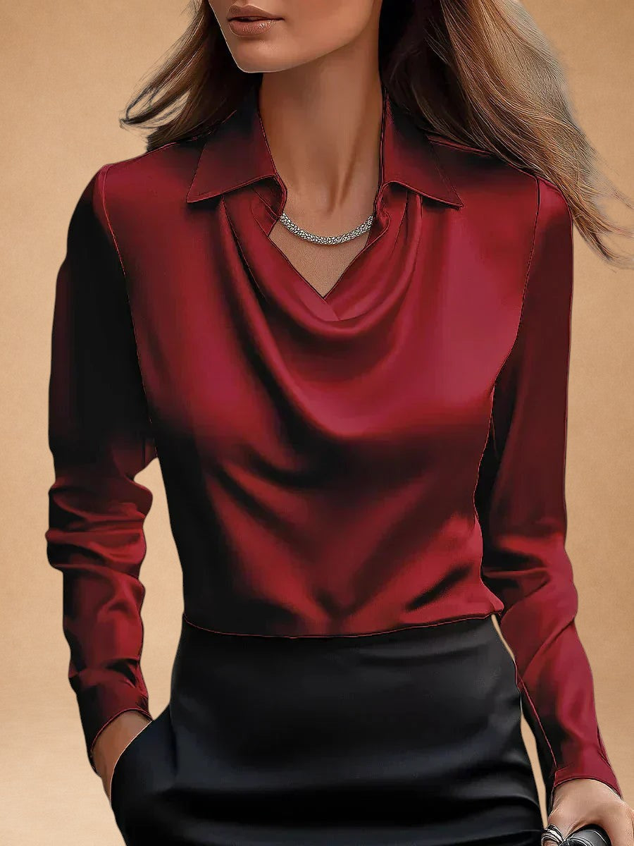 Blusa elegante de satén blanco con escote drapeado