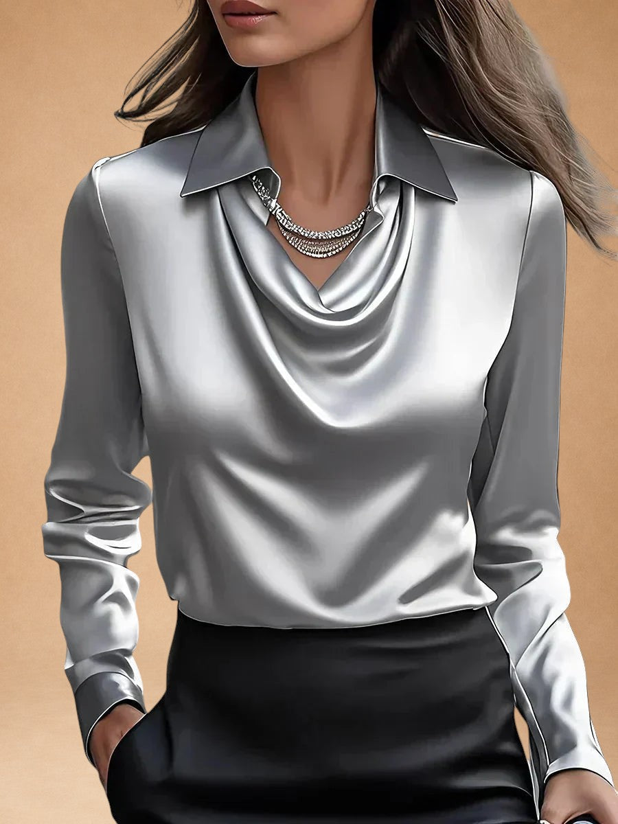 Blusa elegante de satén blanco con escote drapeado