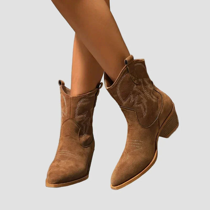 Botines vaqueros bordados con estilo