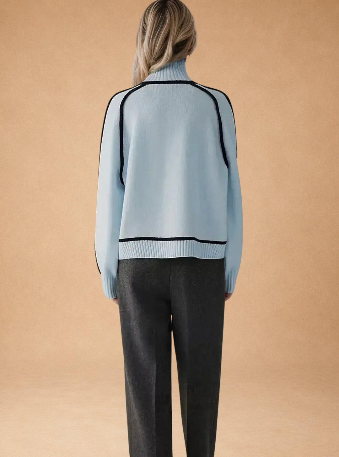 Vasiliki – Elegant ensfarvet sweater med høj krave