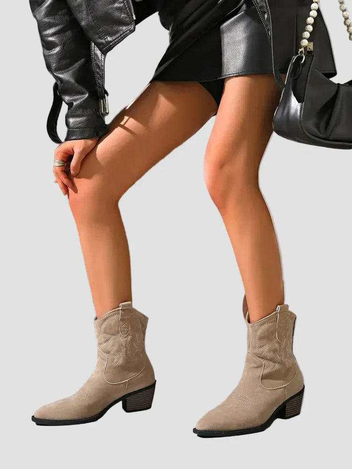 Botines vaqueros bordados con estilo