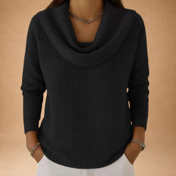 Marina – Varm strikbluse med vaffelstruktur og elegant draperet krave
