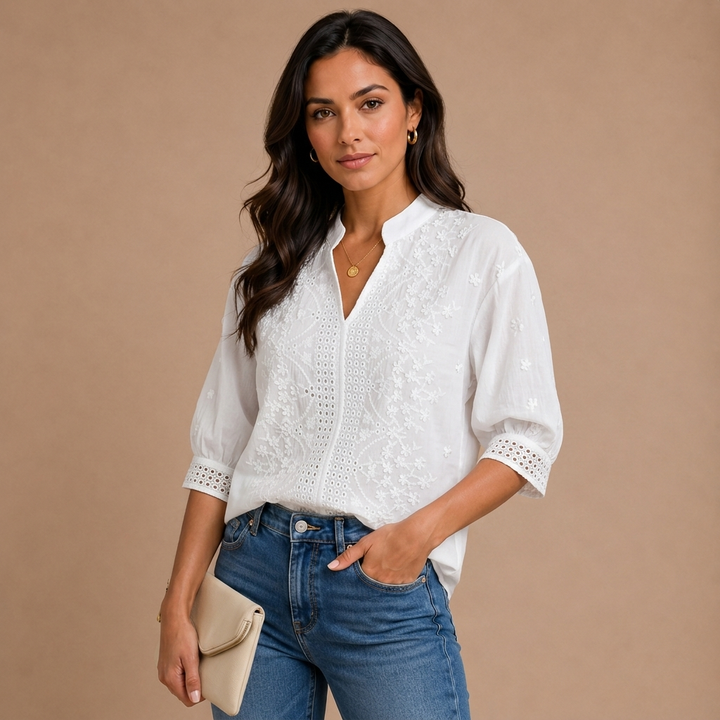 Blusa con detalles de encaje y mangas abullonadas